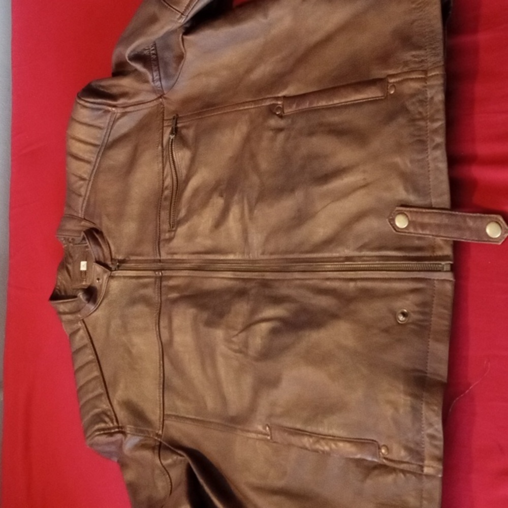 LEATHER MOTORCYCLE JACKET.
